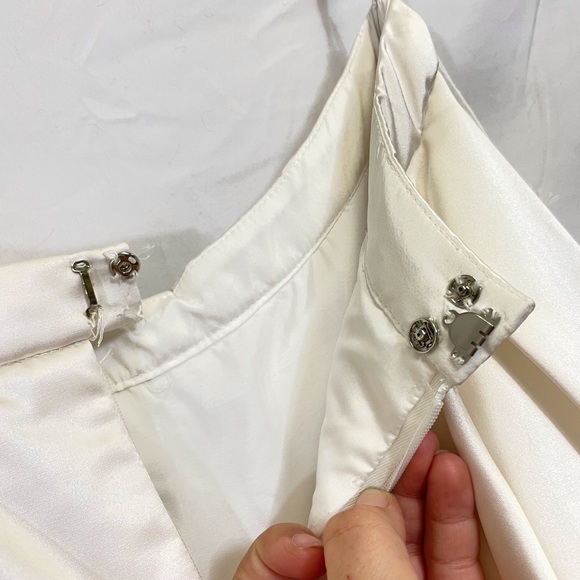 Sherri Hill 2 piece white with embroidered flowers along pockets - Picture 4 of 4